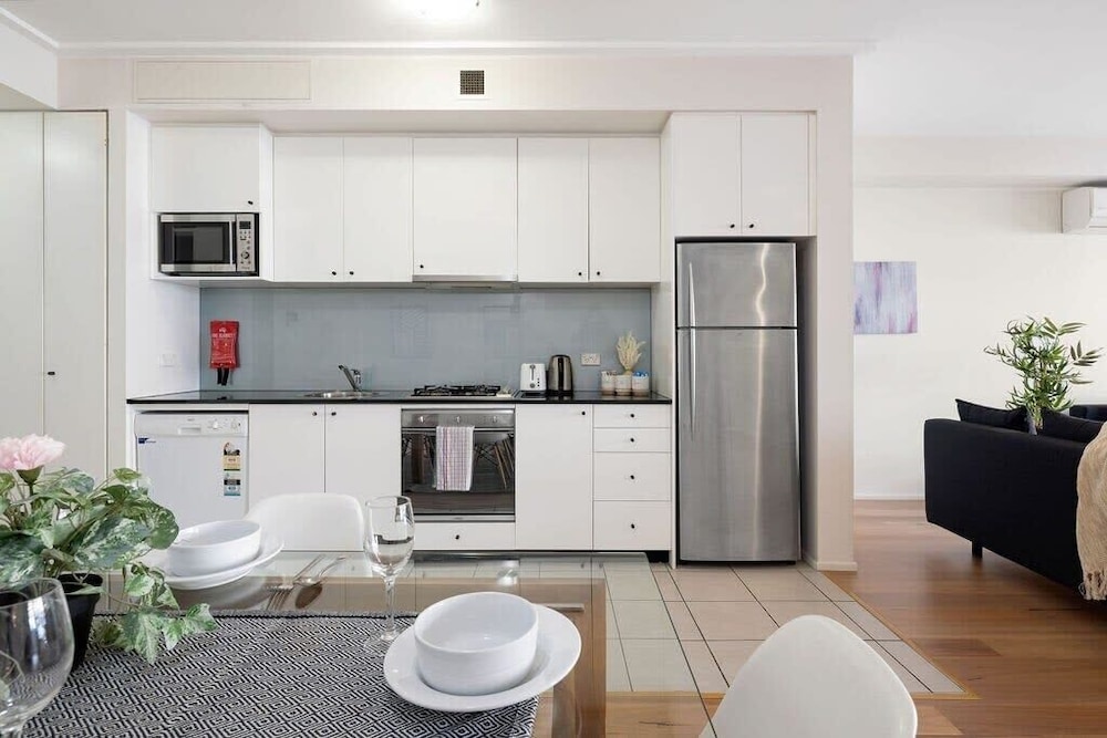 A Stylish & Bright Suite Next to Darling Harbour