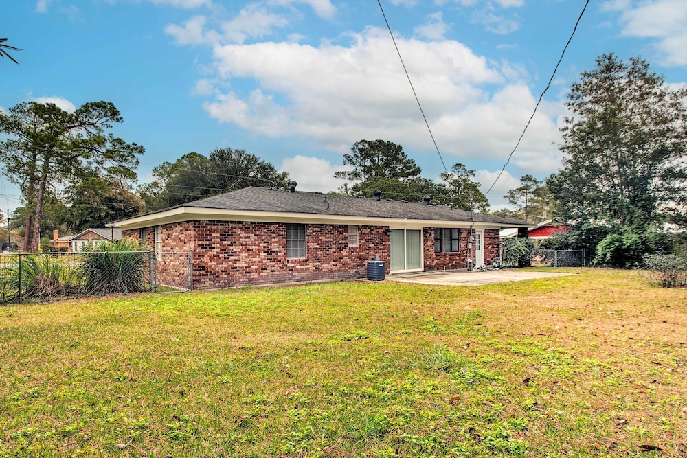 Bright Hinesville Home, 43 Mi to Savannah! view 4