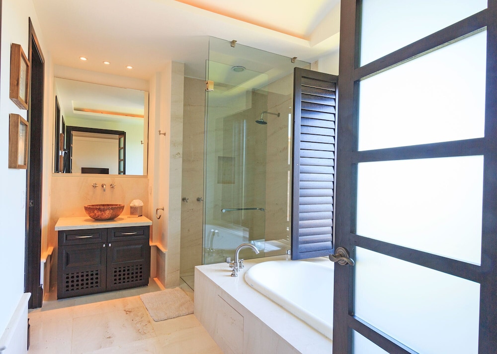 Amazing 4 Bedroom Condo - Property Image 3