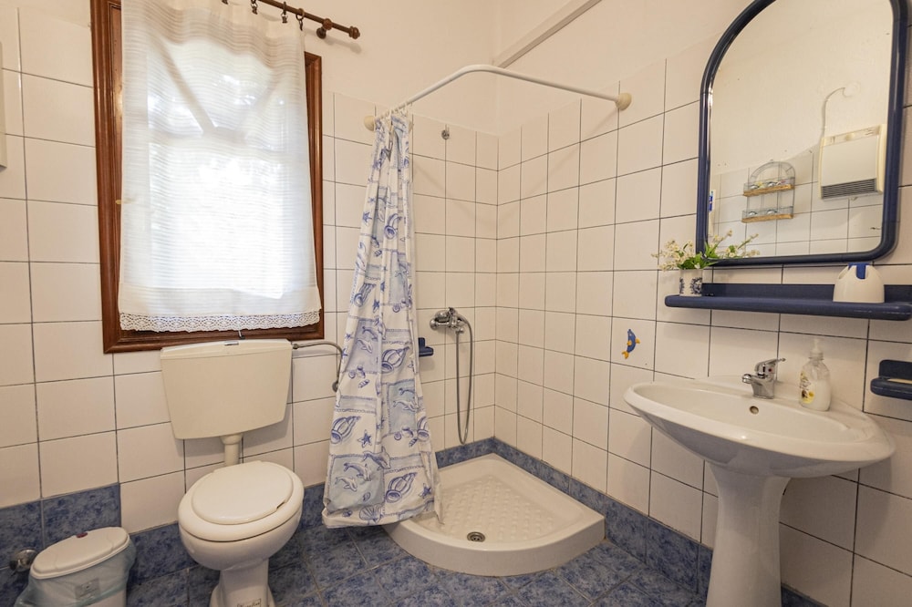 Linden House Left by Rentals Pro