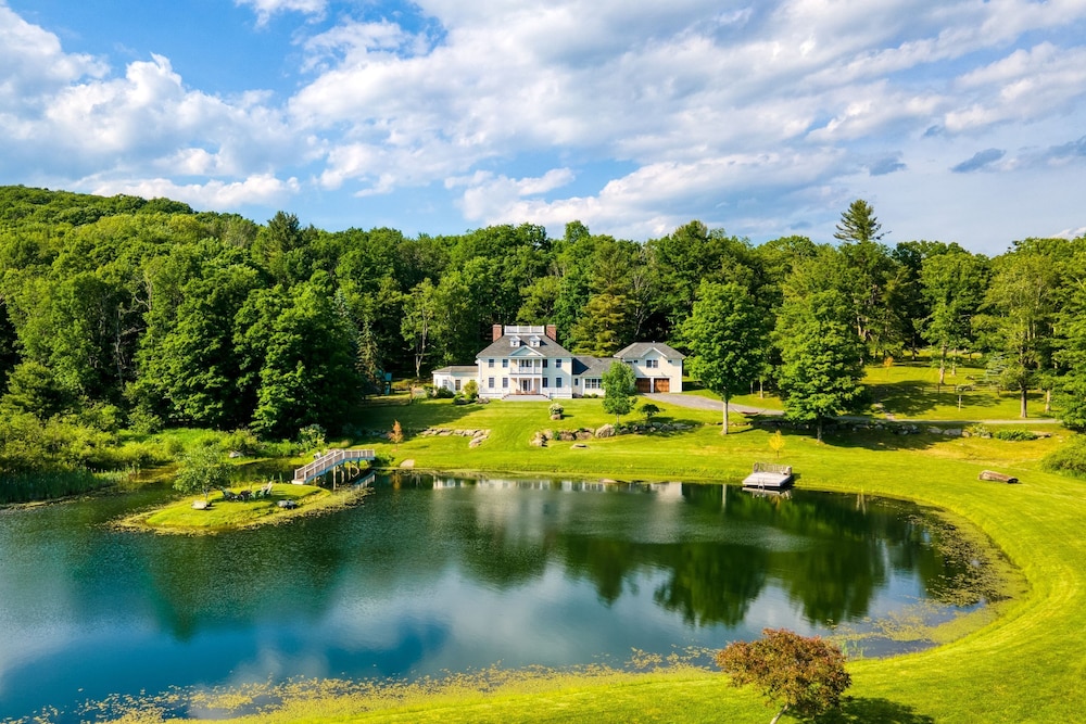 Sunny Pond by Avantstay Secluded Estate w a Private Pond Gym Movie Theater