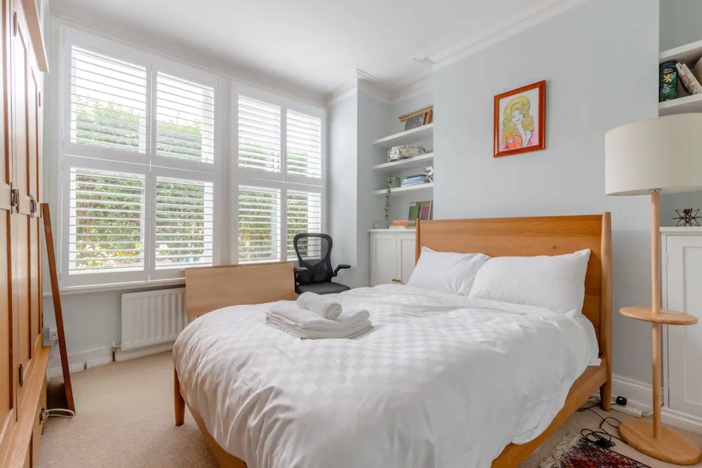 Newly Renovated 2 Bedroom Apartment in Earlsfield With Garden