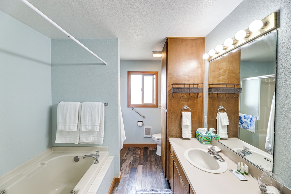 Walk to Beach: Dog-friendly Home in Lincoln City