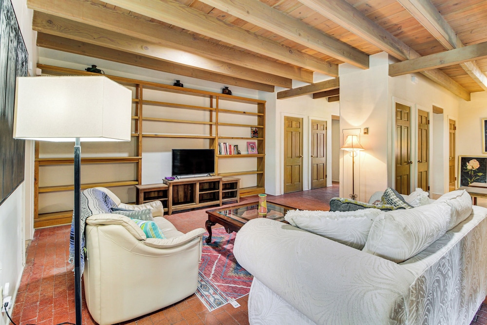 3 Mi to Zoo & Garden: Spacious Albuquerque Home