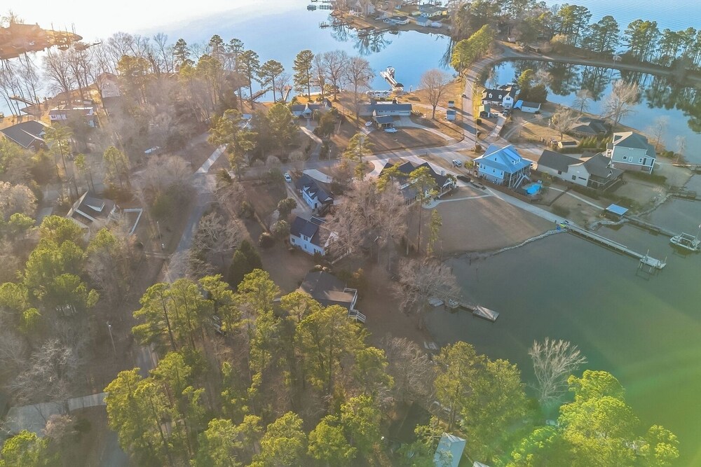 Luxury Lakefront 4br: Jacuzzi, Game Room & Wi-fi