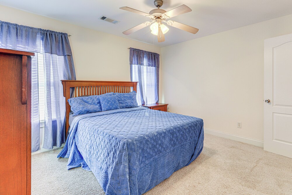 6 Mi to Southern Belle Farm: Home w/ Patio!