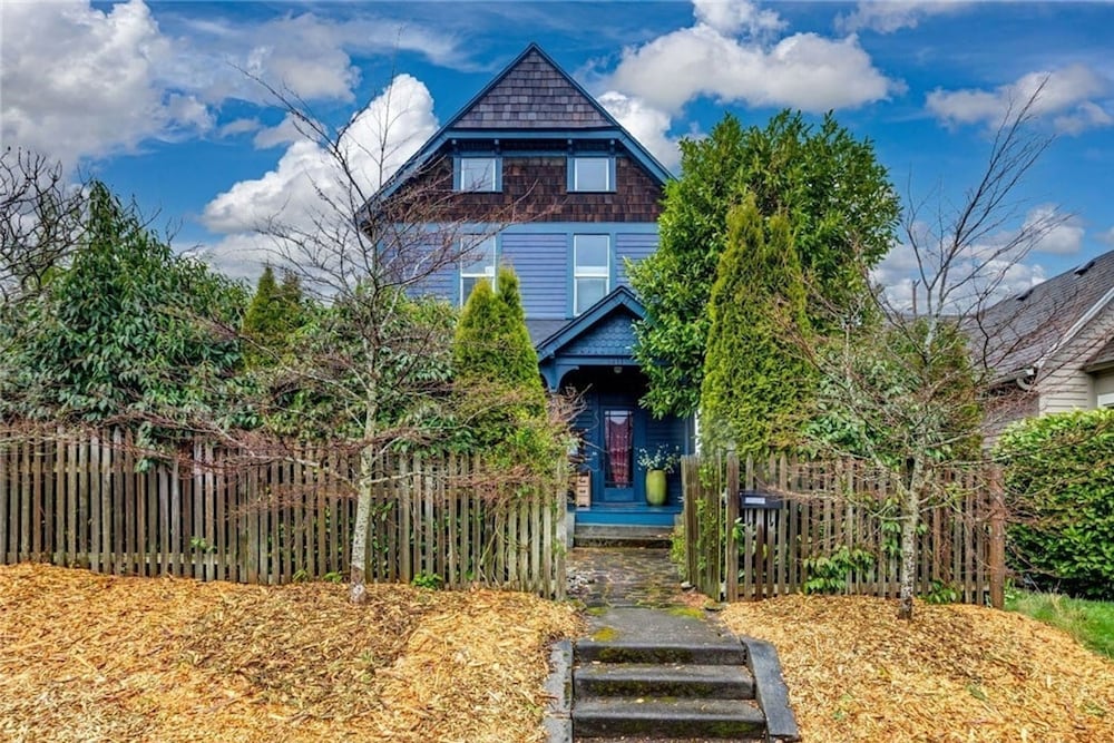 Upstairs at Thevictorian - Lush Walkable and Dog-friendly Retreat - Steps From Downtown Bellingham