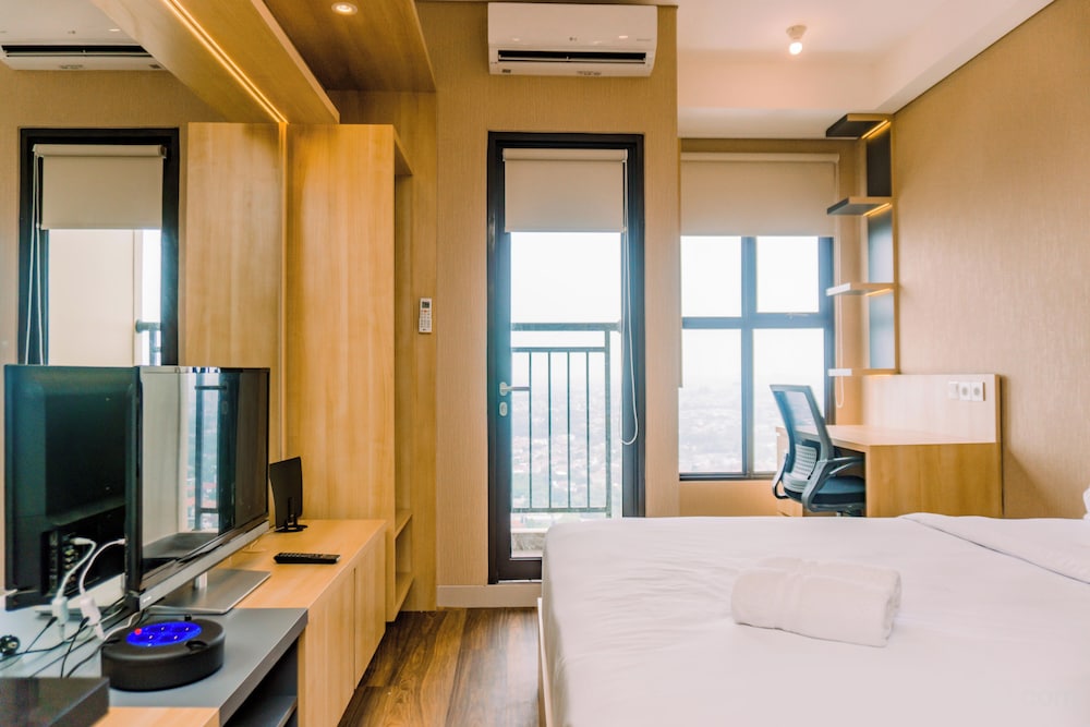 Comfort And High Floor Studio Room At Transpark Bintaro Apartment