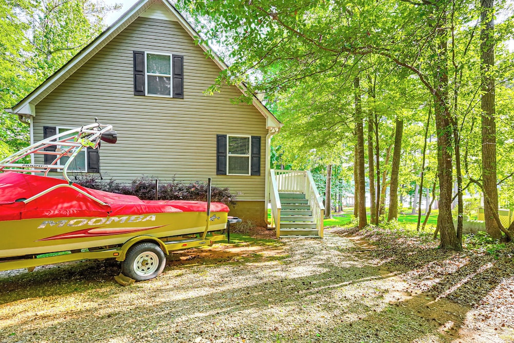 Remote Escape: Lake Home w/ Dock in Sparta!
