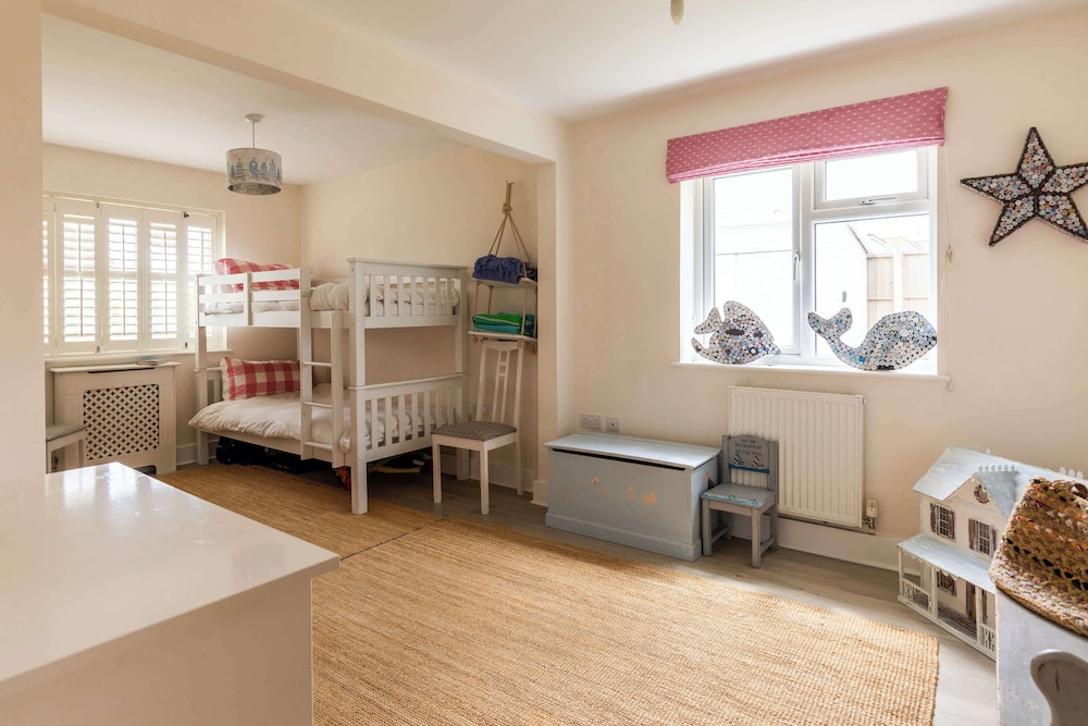 Light-filled Family-friendly Beach House