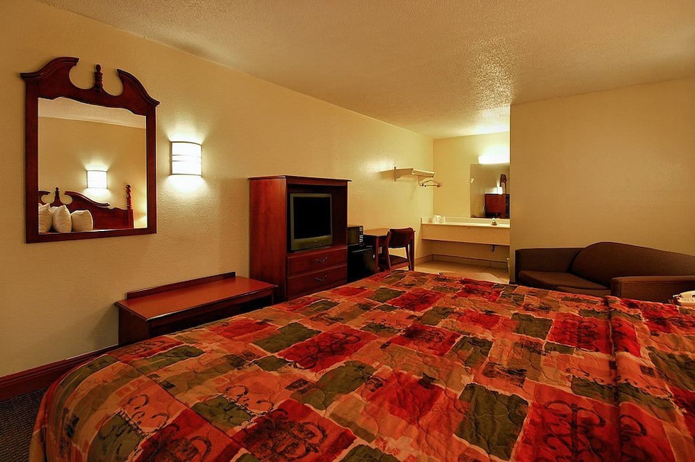 Super 6 Inn & Suites view 5