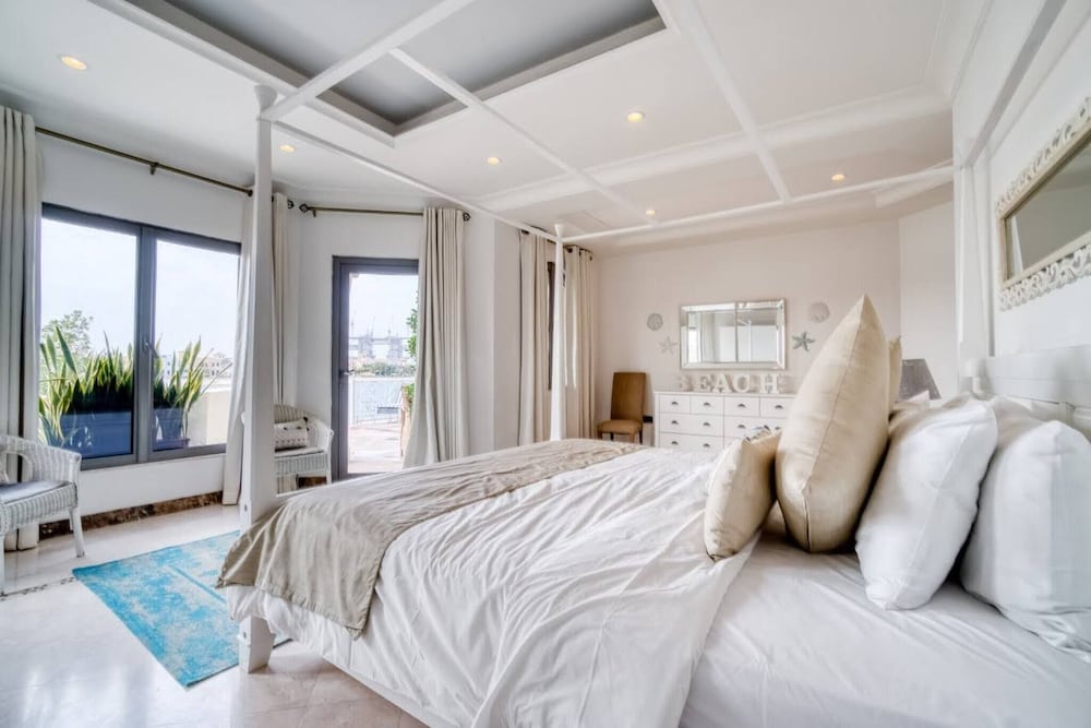Private 5 Bedrooms Villa With Pool