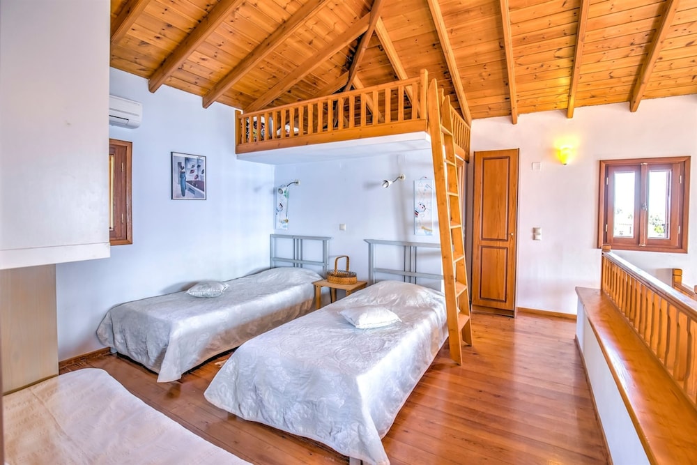 Sea Front Stone Villa Near Monemvasia