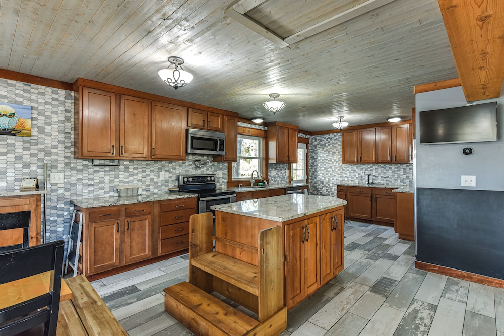 600-sq-ft Deck! Hutchinson Retreat on 5 Acres