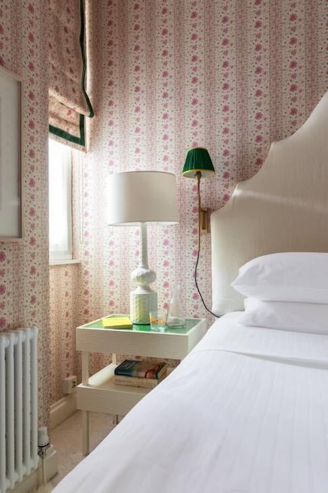 Porchester Square VI by Onefinestay
