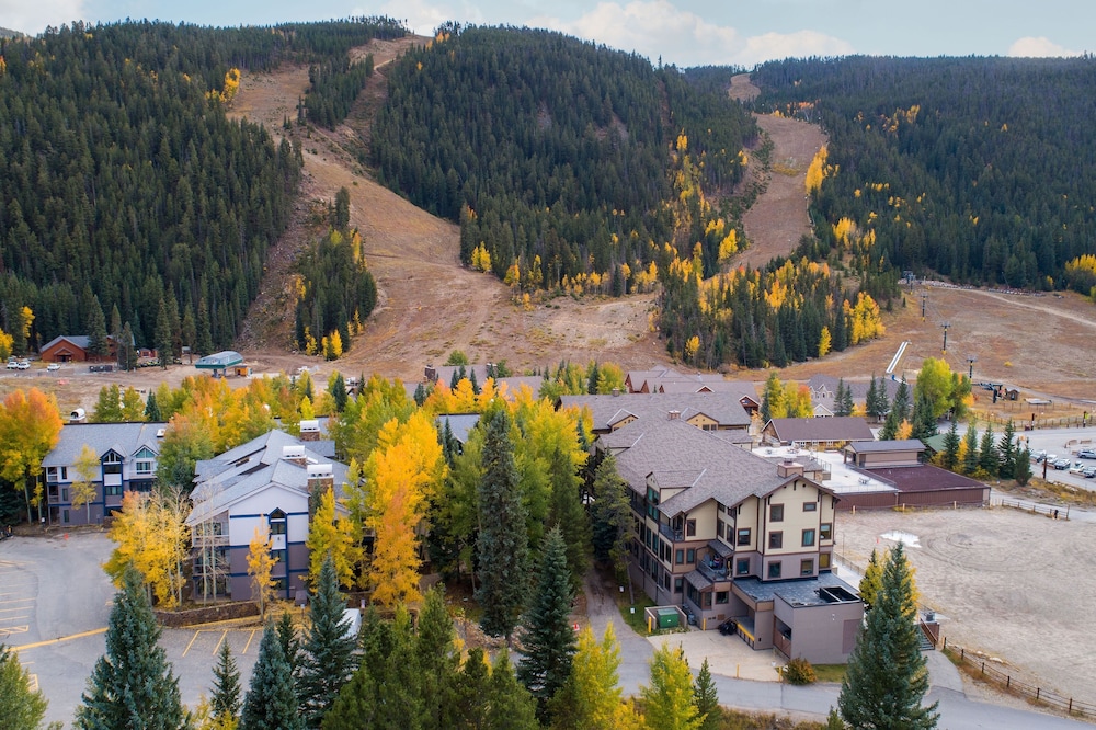 2795 Slopeside 1 Bedroom Condo view 3