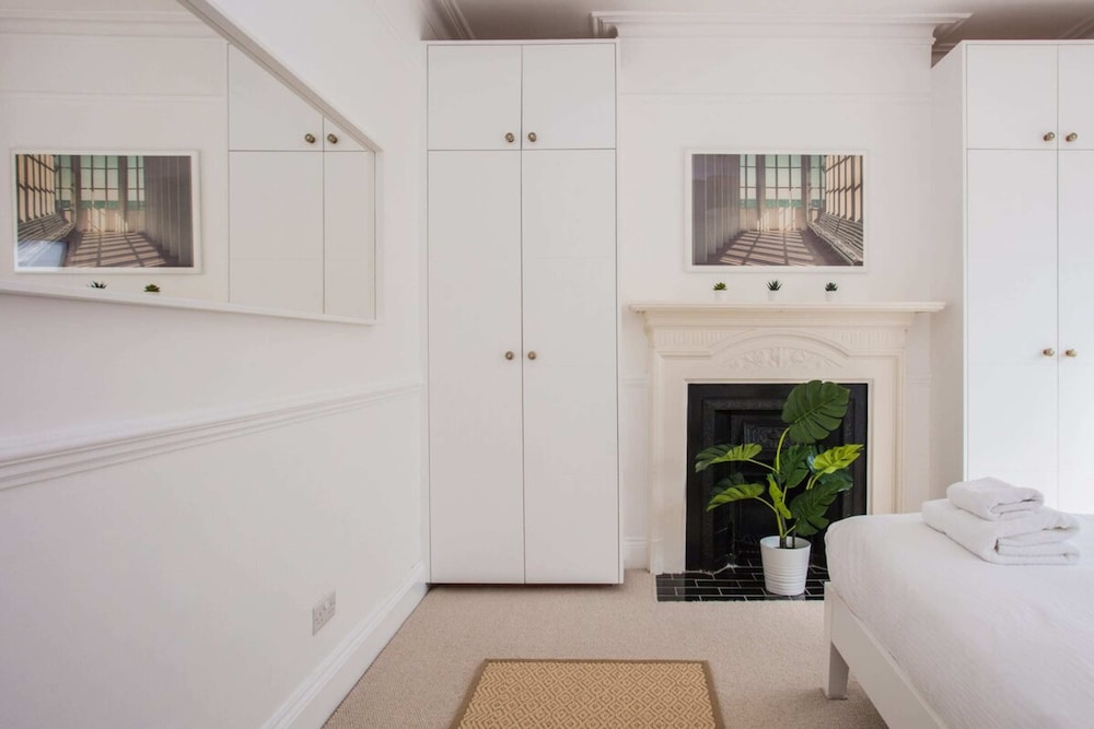 Stylish & Modern 3 Bed Flat in NW London With Garden