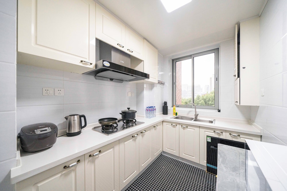 Tyms Elegant 4BR 2BA APT Changning
