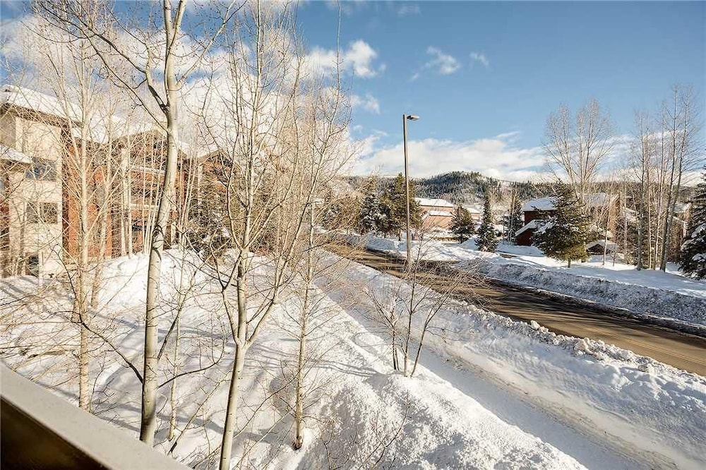 Tl2306 Top Floor and Amenities Galore! Beautuful Residence! Winter Specials!