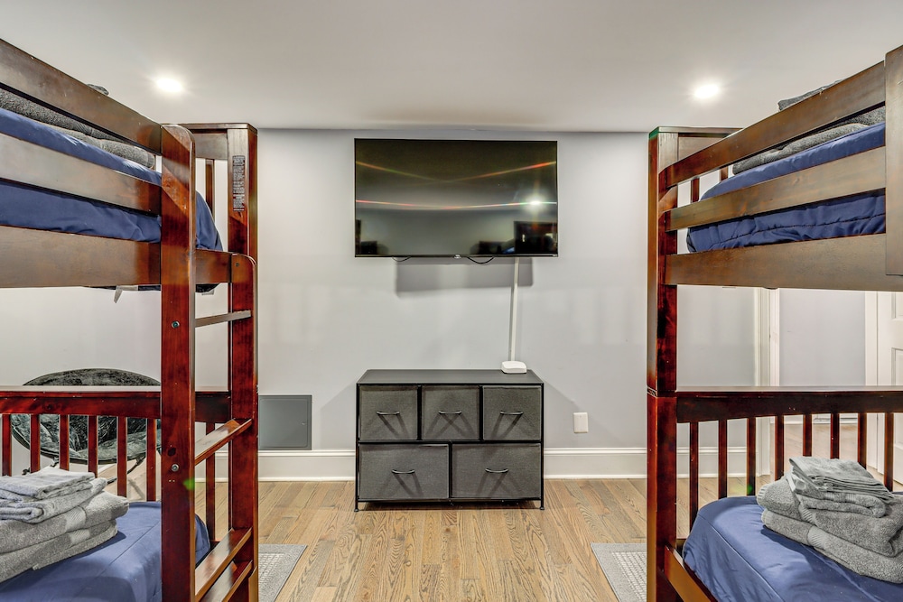 Modern Mountain Escape in Poconos: Walk to Slopes!