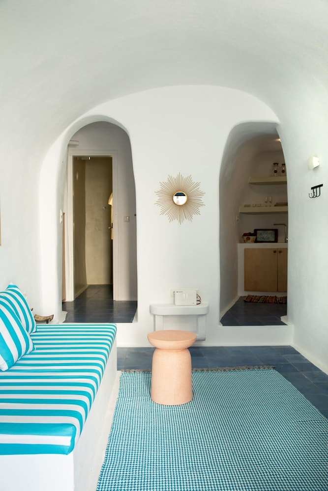 Amphora Charm Suite - Akrotiri Escape