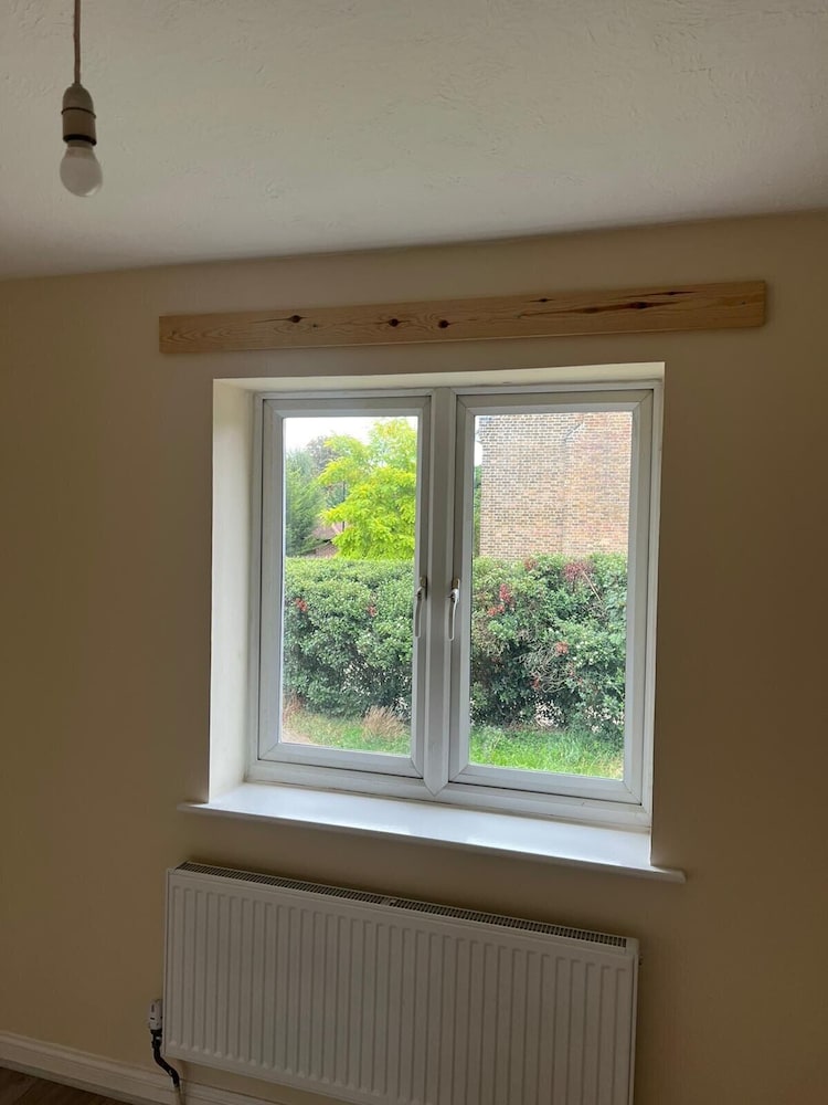 2 Bedroom House - Sleeps 5 - Free Parking, Wifi