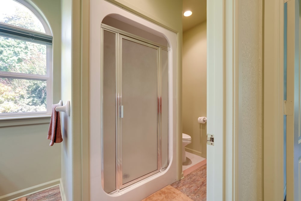 Prime Mckenzie River Gem: Sunroom + Views!