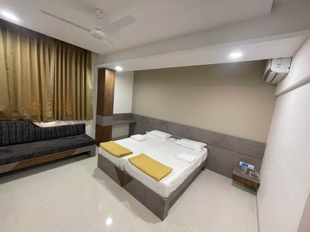 Stay Guru Hari Om Residency
