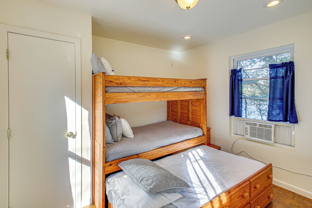 Lake Hamilton Escape w/ Dock & Waterfront Views!