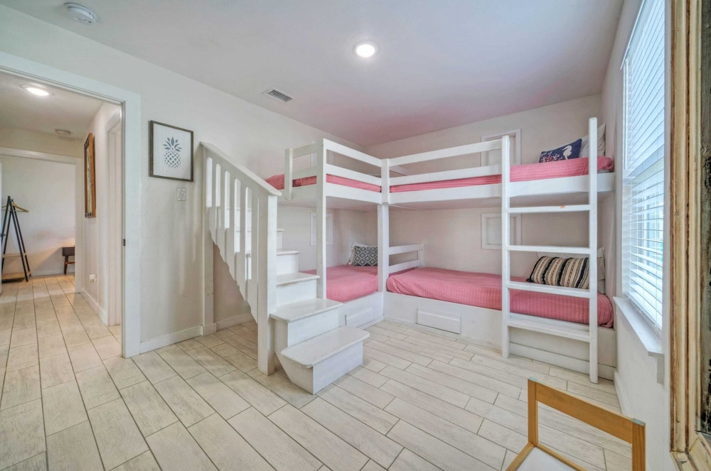 Sleeps 20! 2 Homes Near the Beach, Private Pools, Gameroom, Large Family Retreat