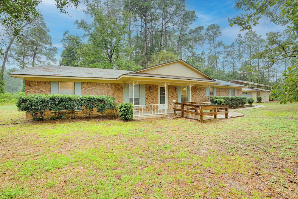 Family Getaway on 4 Acres in Mineola!