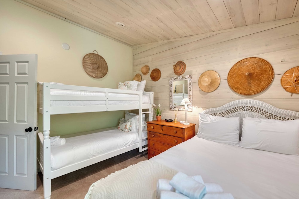 Glen Ellen Escape 5BR Retreat w/ Pool, Hot Tub, Hammocks & Vineyard Views