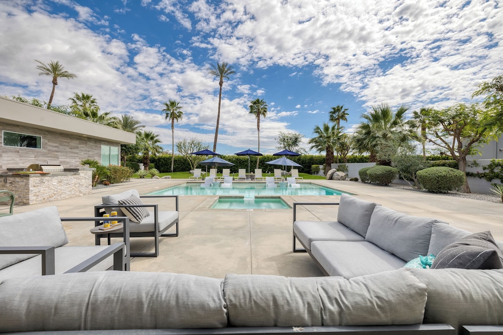 The Polo Villas by AvantStay – Modern Oasis Near Empire Polo Club