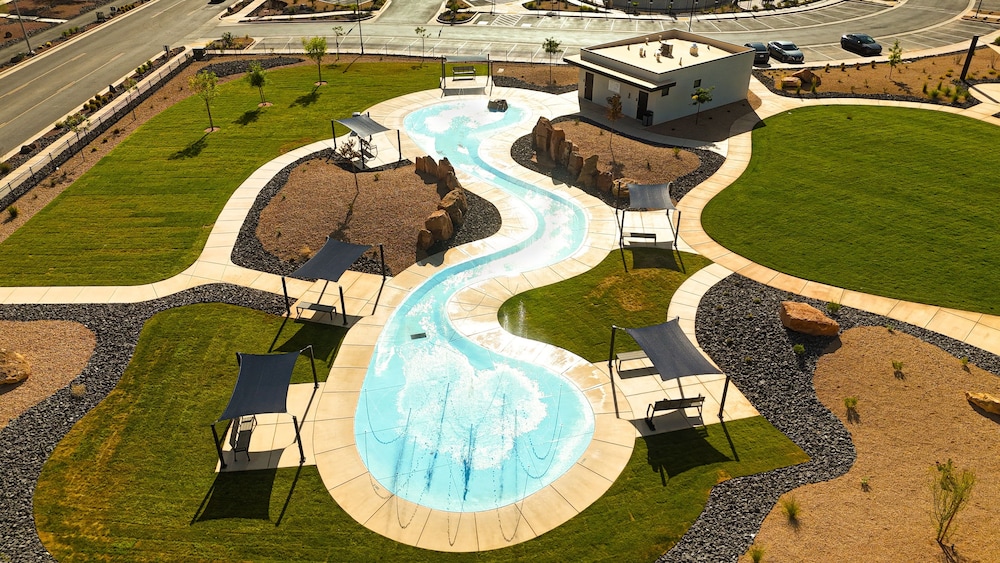 Popular Poolside Retreat 4 Bedroom Townhouse