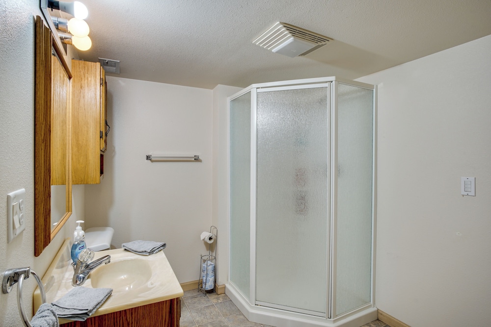 Spacious Family Villa w/ Decks in Chilton!