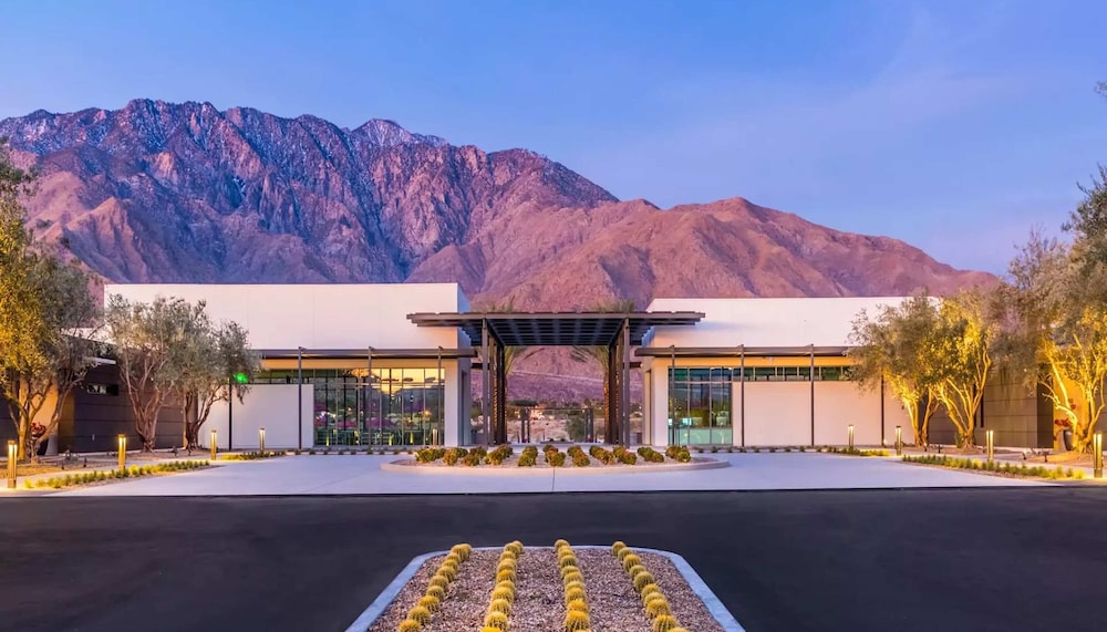 Modern Miralon - Sophisticated Retreat for Up To 5 w/ Resort Amenities