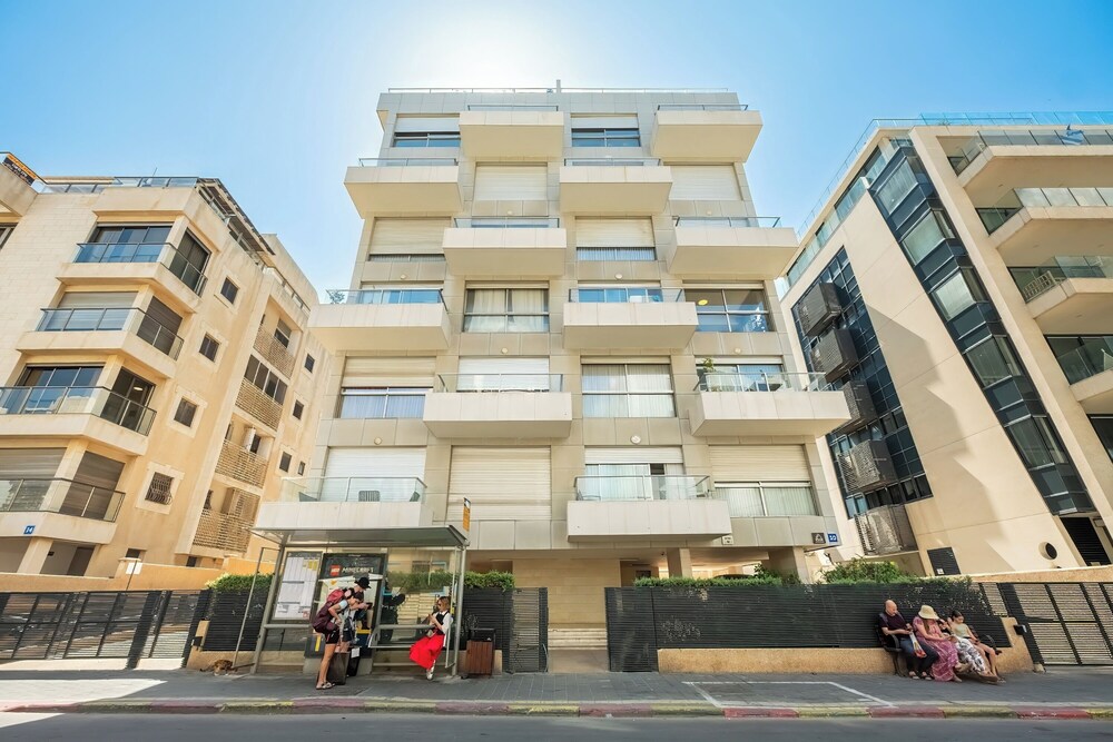 Gordon Beach Bright Stay by Sea N' Rent view 4