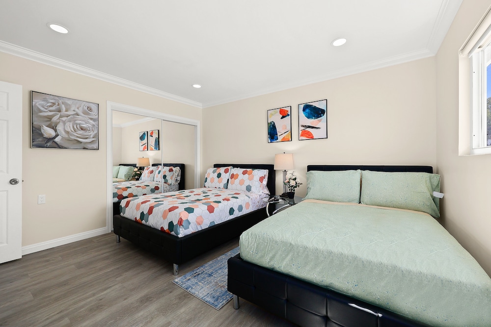 Sunny & Cheerful Near I-10 ~ Queen Beds ~ Parking