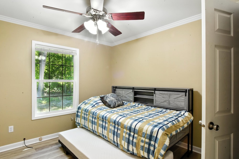 Cozy Cove Escape - Lakeside Retreat 3 Bedroom Cabin