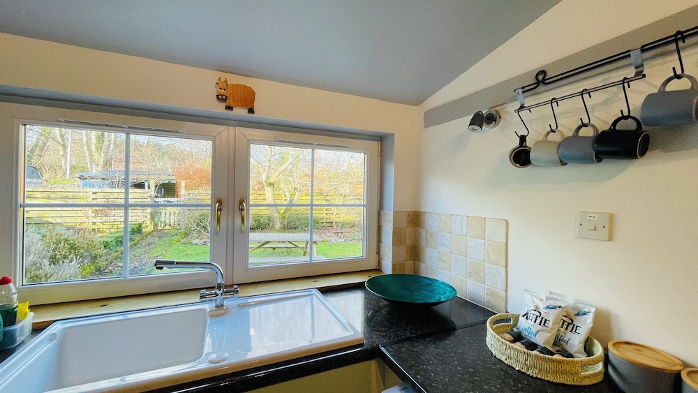 Traditional Highland Cottage Near Loch Ness-sleeps 6
