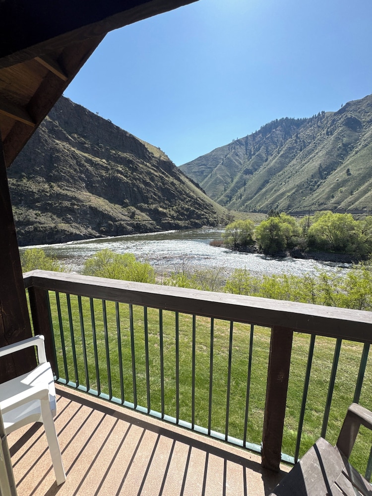 Salmon Rapids Lodge