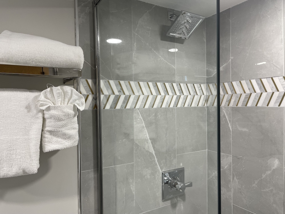 Bloomington Vacations - The Chateau Hotel and Conference Center - Property Image 61