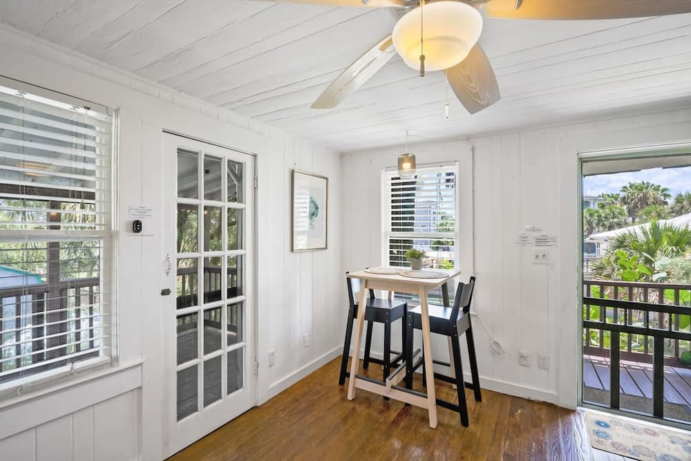 Marvelous Mermaid Beach Bungalow Dog-friendly