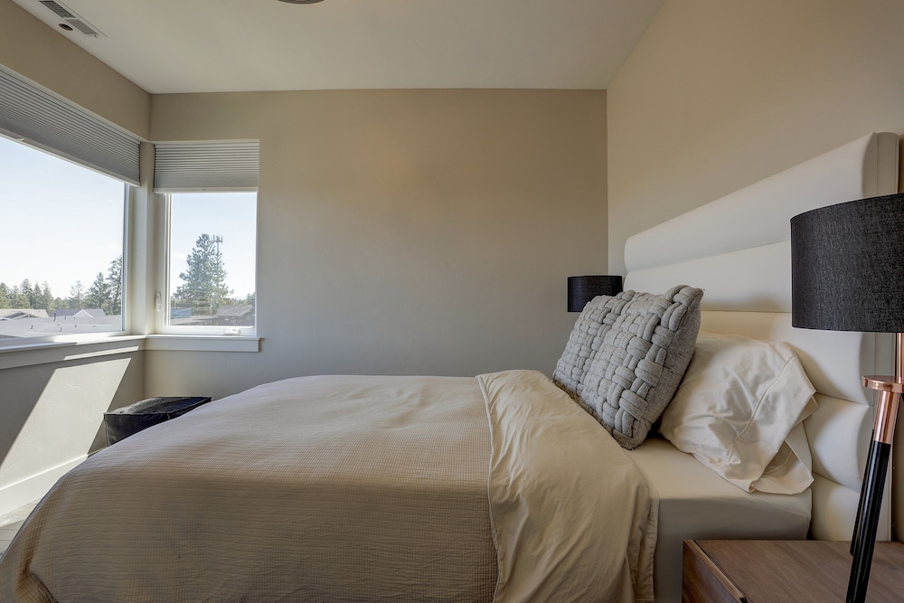 Ruby Peak *30 Day Minimum 4 Bedroom Home by RedAwning