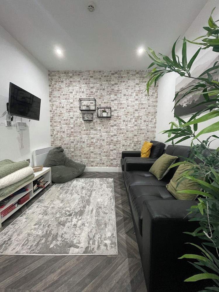 Stylish City Center 2 BR Retreat
