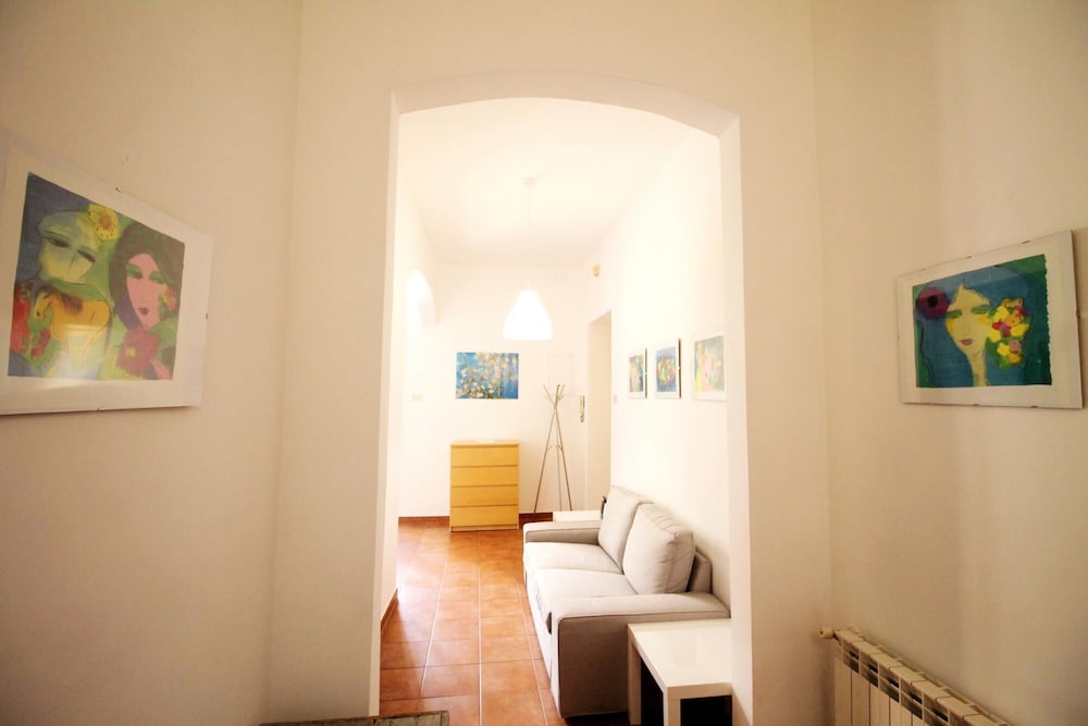 Walk to the Colosseum From Your Family Apt