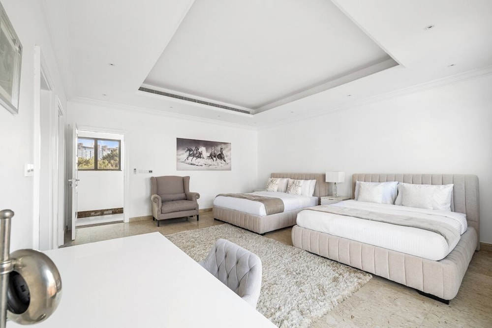 5BR M Private Villa Direct Beach Access