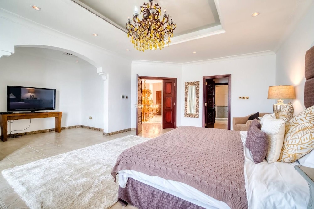 Private 5 Bedrooms Villa With Pool