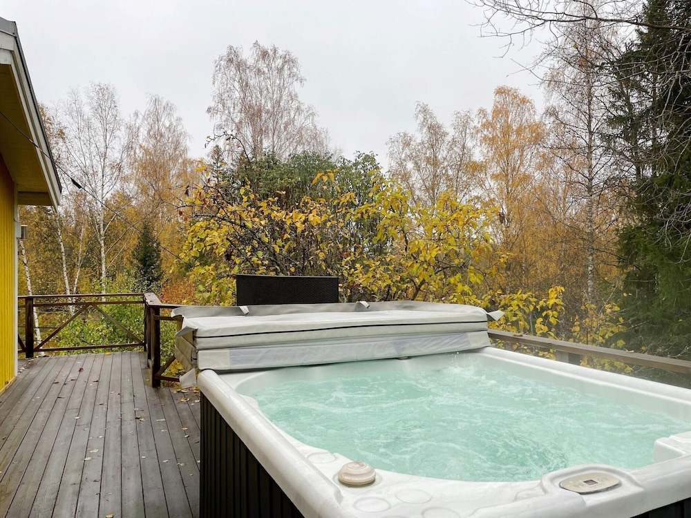 Cozy Forest Hideaway With Hot Tub