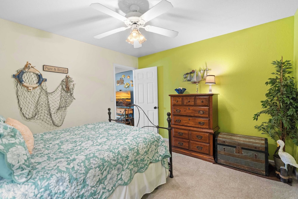 Latibe Retreat Lakefront Condo for 4 w/ Balcony & Pool Access